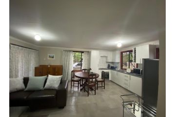 Man and Dog Log Cabin Apartment, Midrand - 2