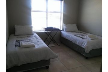 Marina Martinique Selfcatering Guest house, Jeffreys Bay - 1