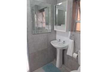 Mawethu Pinelands modern 2 bed Apartment, Cape Town - 4