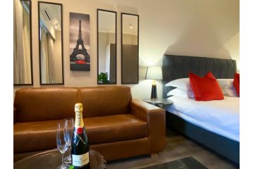 Menlyn Maine Residence Paris studio king bed ApartHotel, Pretoria - 4