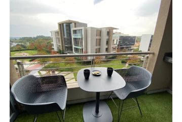 Menlyn Maine Residence Paris studio king bed ApartHotel, Pretoria - 3