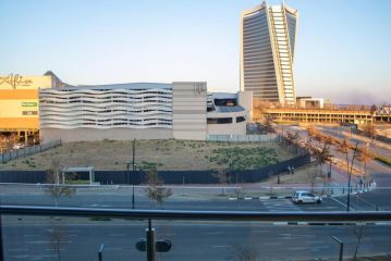 Modern 1 Bedroom Executive Apartment in Waterfall Apartment, Midrand - 5