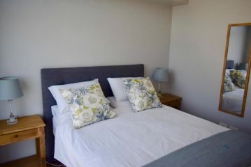 1Bedroom With TableMountain View Apartment, Cape Town - 4