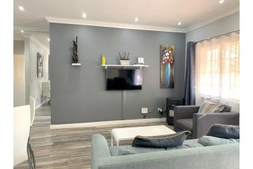 Modern 2-bed apartment in Sandton. Fast Wifi Apartment, Johannesburg - 3