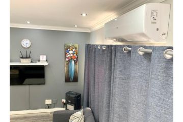 Modern 2-bed apartment in Sandton. Fast Wifi Apartment, Johannesburg - 5