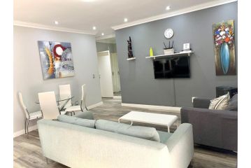 Modern 2-bed apartment in Sandton. Fast Wifi Apartment, Johannesburg - 4