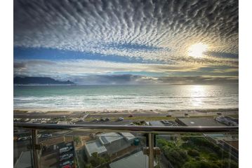 Modern Ocean View 1 Bedroom Apartment 707 Infinity Apartment, Cape Town - 2