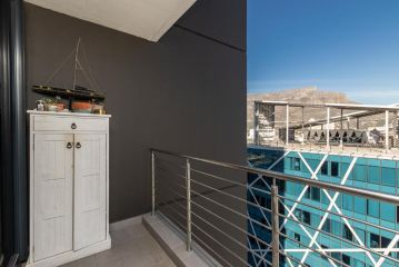 Modern Sanctuary in the heart of CBD w Pool, Outdoor Gym Apartment, Cape Town - 1