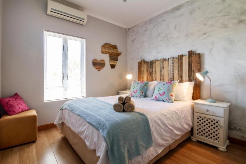 Modern Shabby Chic Apartment, Durbanville - imaginea 2