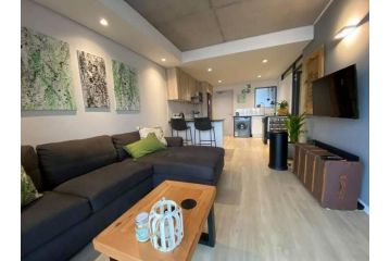 Modern Two Bedroom Unit, Mountain & Harbour Views Apartment, Cape Town - 2