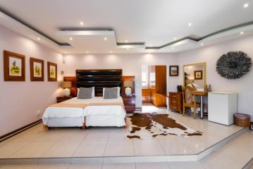 Modern Umhlanga Villa, Ocean Views & Rooftop Pool Villa, Durban - 3