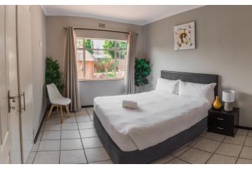 Modern Villa with Pool @ 152 Brookside House Guest house, Pretoria - 3