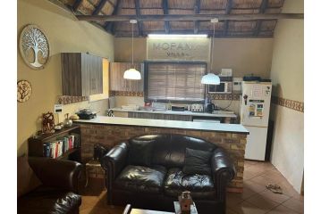 Mopani Guest house, Marloth Park - 1