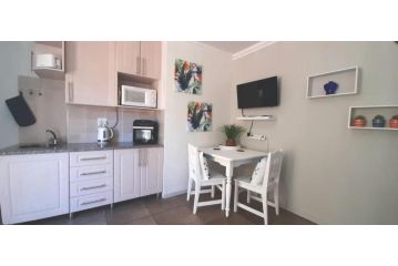 Private Unit with Kitchenette just 10mins to Netcare PTA Hospital Apartment, Pretoria - 5