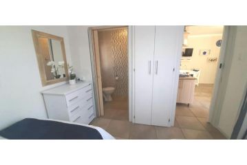 Private Unit with Kitchenette just 10mins to Netcare PTA Hospital Apartment, Pretoria - 3