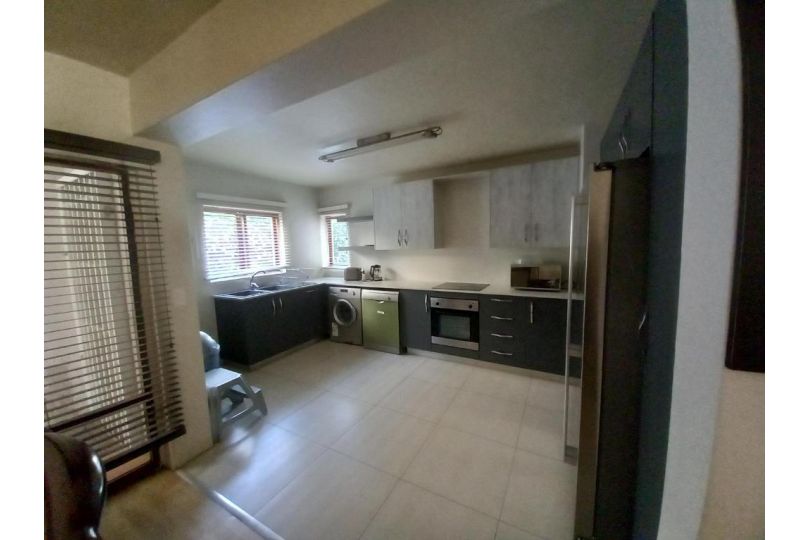 Mount Royal 02 Large 3 bedroom Ground floor apartment with Garden Apartment, Johannesburg - imaginea 18