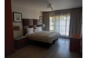 Mount Royal 02 Large 3 bedroom Ground floor apartment with Garden Apartment, Johannesburg - 3