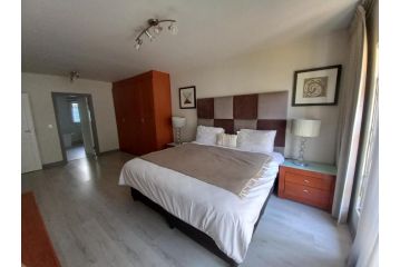 Mount Royal 02 Large 3 bedroom Ground floor apartment with Garden Apartment, Johannesburg - 2