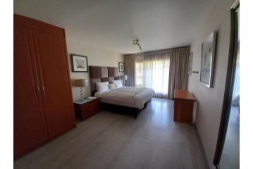 Mount Royal 02 Large 3 bedroom Ground floor apartment with Garden Apartment, Johannesburg - 1