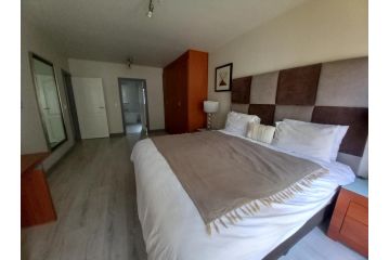 Mount Royal 02 Large 3 bedroom Ground floor apartment with Garden Apartment, Johannesburg - 4