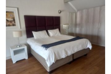 Mount Royal 29 - Large 1 bed with balcony Apartment, Johannesburg - 2
