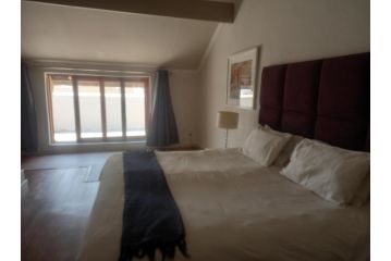 Mount Royal 29 - Large 1 bed with balcony Apartment, Johannesburg - 3