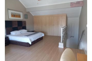 Mount Royal 31 - Large 1 bed with balcony Apartment, Johannesburg - 3