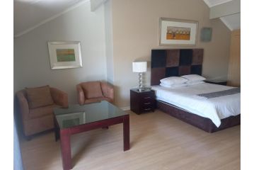 Mount Royal 31 - Large 1 bed with balcony Apartment, Johannesburg - 5