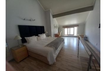 Mount Royal - 32 Large 1 bed with balcony upstairs Apartment, Johannesburg - 3