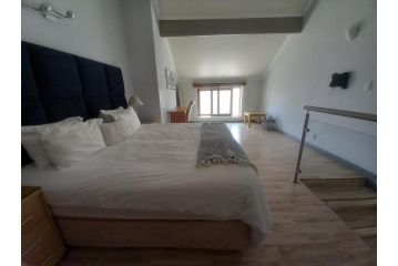 Mount Royal - 32 Large 1 bed with balcony upstairs Apartment, Johannesburg - 5