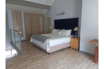 Mount Royal - 32 Large 1 bed with balcony upstairs Apartment, Johannesburg - 2