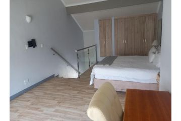 Mount Royal - 32 Large 1 bed with balcony upstairs Apartment, Johannesburg - 4