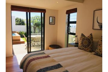 Mountain and Harbour Views - Grand Vue Cottage Guest house, Cape Town - 1