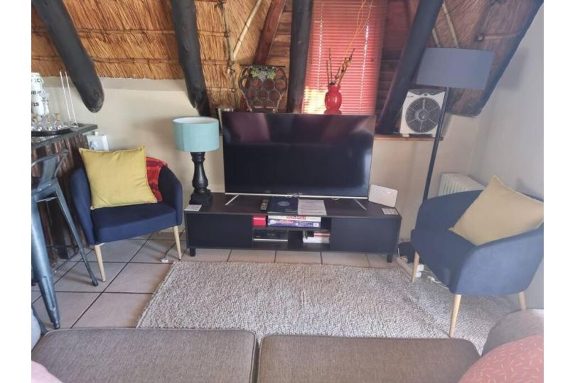 Mountain Haven Hideaway Chalet, Buffelspoort - imaginea 8