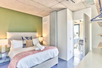 Natural light, Penthouse luxury, 24hr Security Apartment, Cape Town - 4