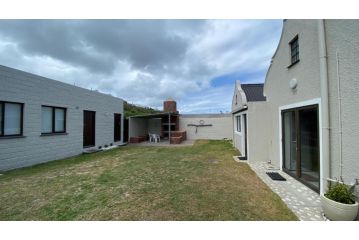 New listing! Seafront-7 sleeper holiday home Guest house, Struisbaai - 1