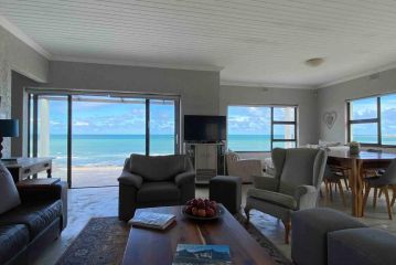 New listing! Seafront-7 sleeper holiday home Guest house, Struisbaai - 2