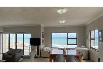 New listing! Seafront-7 sleeper holiday home Guest house, Struisbaai - 3