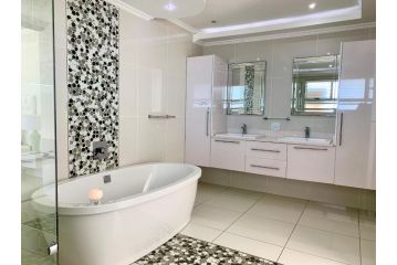 Escape to a Luxurious, Oceanfront Penthouse Apartment, Umdloti - 4