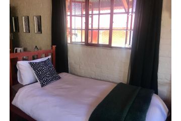 Old Transvaal Inn Accommodation Bed and breakfast, Dullstroom - 5