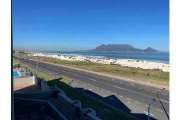 On The Beach Front Sea Spray Apartment, Bloubergstrand - 1