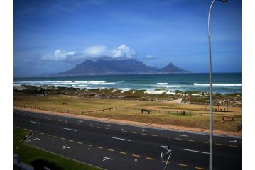 On The Beach Front Sea Spray Apartment, Bloubergstrand - 2