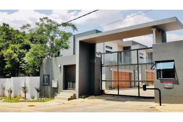 One33 On Coleraine, 3 beds 3,5 bath entire house Villa, Johannesburg - 1