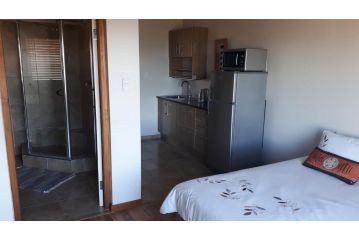 Oubaai Ocean View Private Self catering rooms Herolds Bay Apartment, George - 2