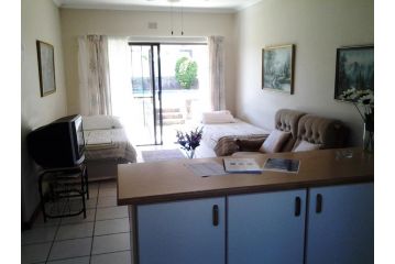 Palm Beach Chalets Apartment, Port Edward - 5