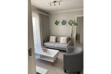 Paragon Domain Light and Airy Stylishly Decorated Apartment, Cape Town - 2