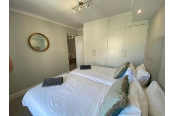 Paragon Domain Light and Airy Stylishly Decorated Apartment, Cape Town - 4