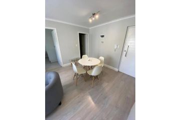 Paragon Domain Light and Airy Stylishly Decorated Apartment, Cape Town - 5