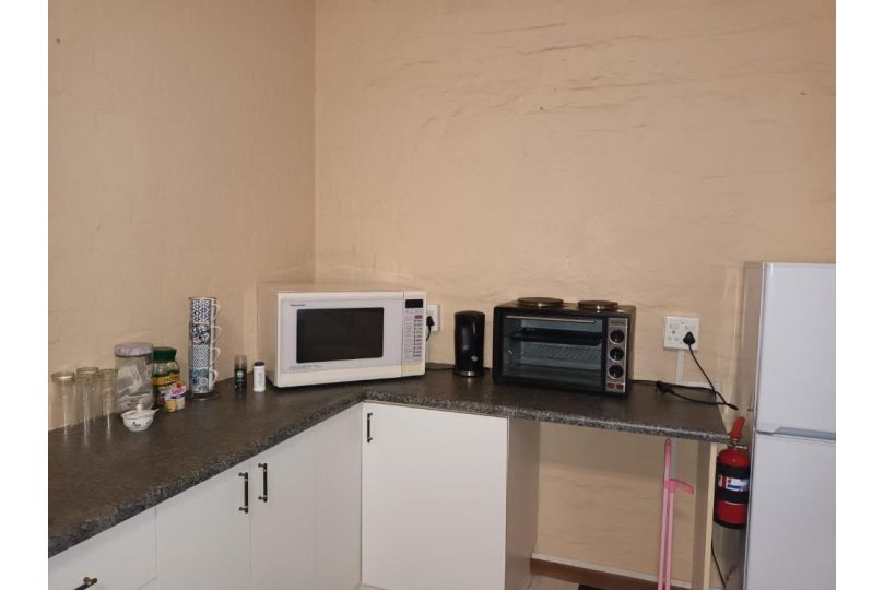 Peaceful 1-bedroom loft in Sunnyside Apartment, Grahamstown - imaginea 3